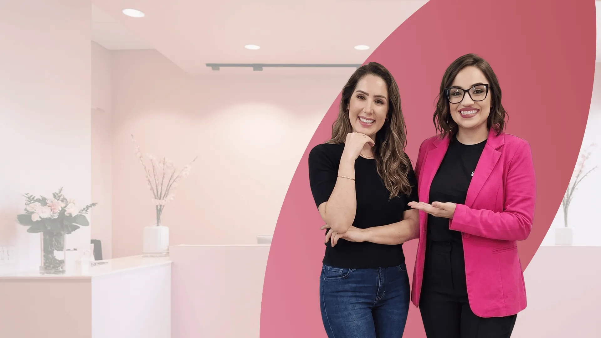 Bruna Sgarioni atendendo cliente